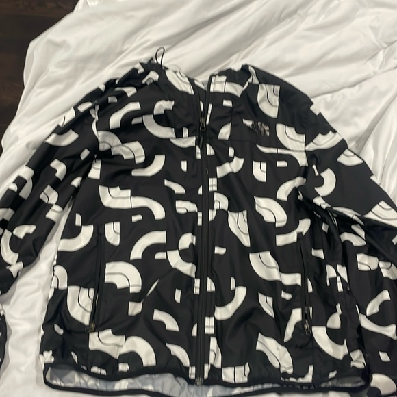 North Face windbreaker. Size medium. Never worn. - Picture 1 of 2